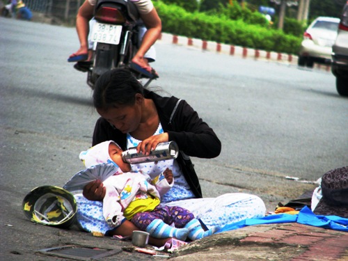 Phơi nắng bé 8 tháng tuổi để bán vé số