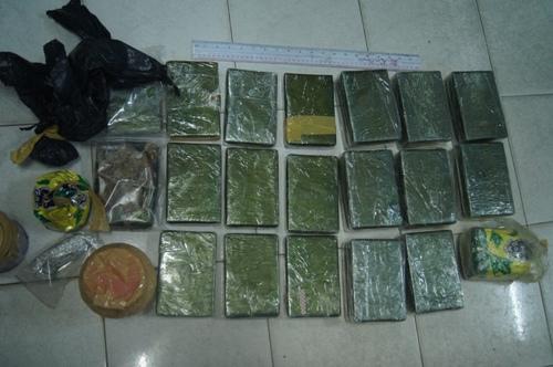 Bắt vợ chồng trẻ tàng trữ cả kho heroin