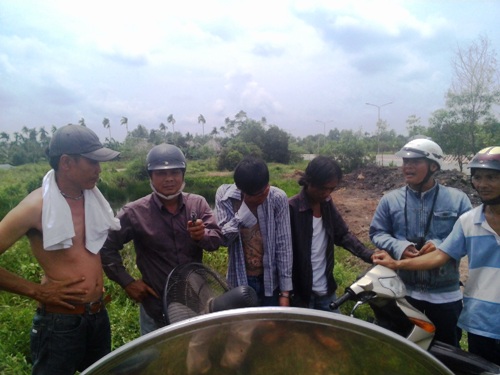 “Hiệp sĩ” tung cước đá văng khẩu súng trên tay kẻ trộm