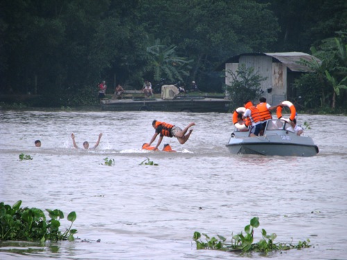 Ngụp lặn hàng giờ, hàng trăm người tham gia diễn tập