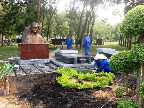Nhiều người đến xem dựng tượng nhạc sĩ Phạm Duy