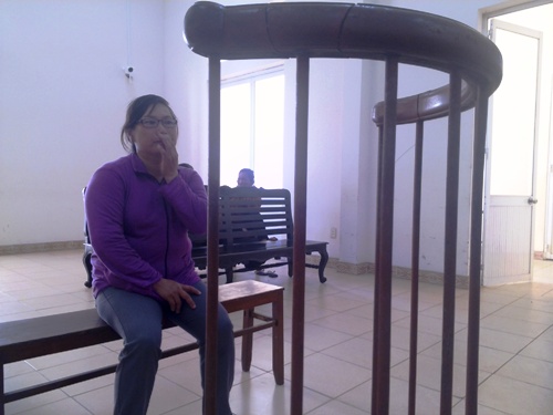Người đánh ghen kinh dị được thả về nuôi con