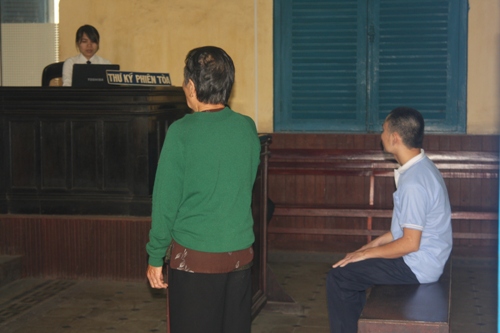 Con trai chích điện mẹ lãnh 14 năm tù