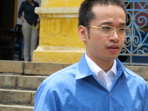 "Giám đốc lừa" vẫn bắt tréo chân, rung đùi khi ra tòa!