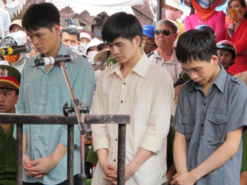 Tử hình kẻ chặn đường giết người, cướp xe