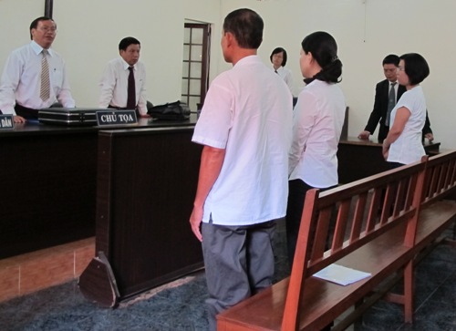 Nữ giám đốc “nắm tay” 2 cán bộ hải quan ra tòa
