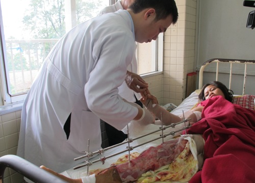 Nữ sinh viên bị xe tải tông