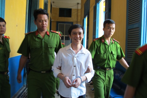 Bênh vợ cũ, đầu gấu đâm chết công an