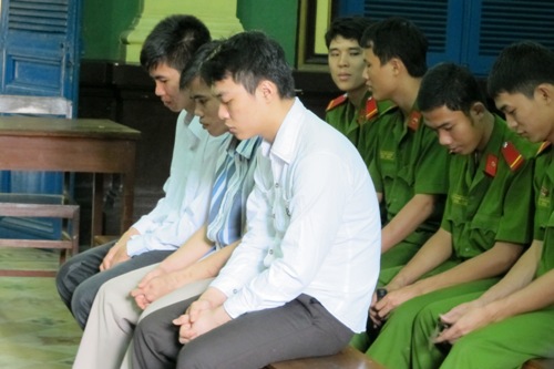 Mâu thuẫn trong nhà vệ sinh, giết người cướp của