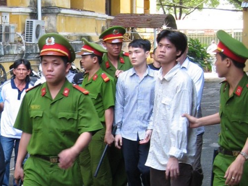 Con rủ cha đi trộm két sắt