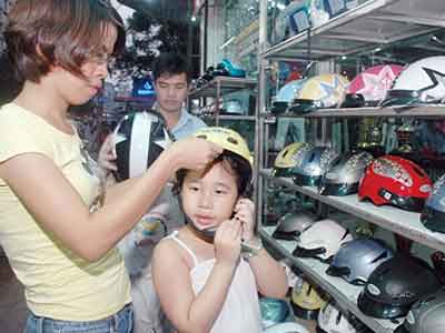 Ghi hình học sinh không đội MBH để răn đe