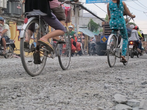 Rơi xuống đường, bé gái bị xe tải cán chết