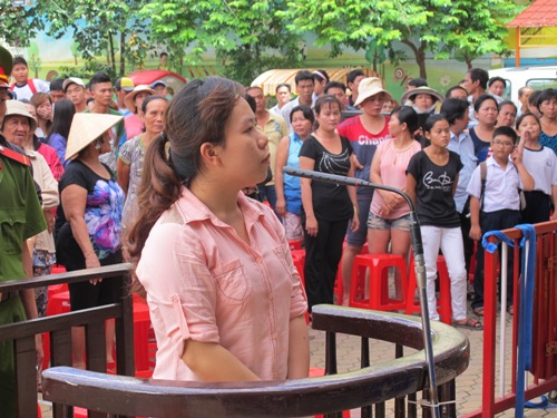 Phạt tù cô gái cắn phó trưởng công an phường