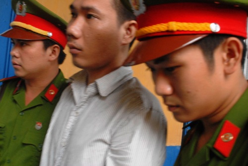Tử hình kẻ giết mẹ rồi đào hố chôn xác