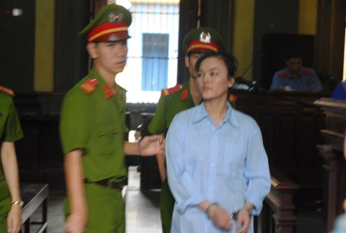Đưa người đi bán dâm, con ngồi tù, mẹ trốn thoát