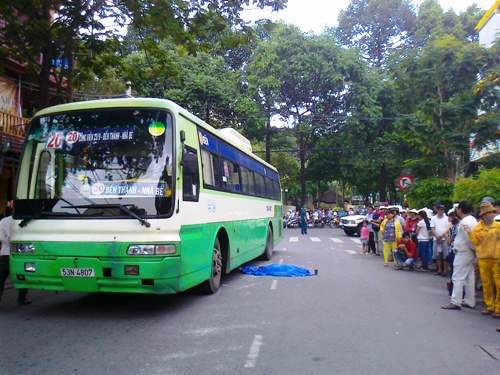 TP HCM: Xe buýt cán chết người