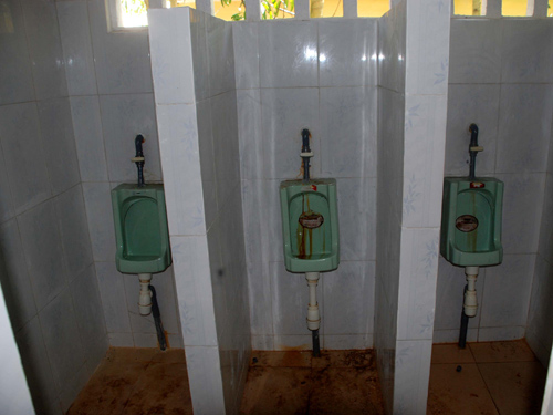 Quảng Ngãi: Xây nhà vệ sinh trường học với kinh phí "khủng"