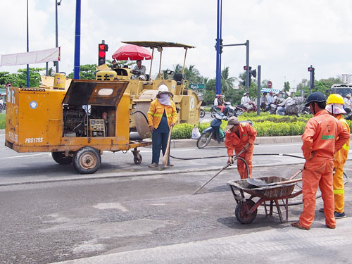 Chưa rõ nguyên nhân gây lún đại lộ Đông Tây
