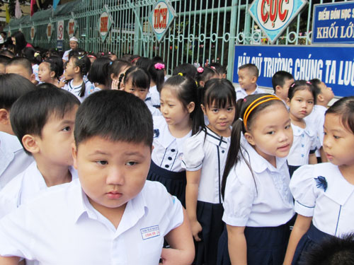 Quá tải vì “chạy” hộ khẩu