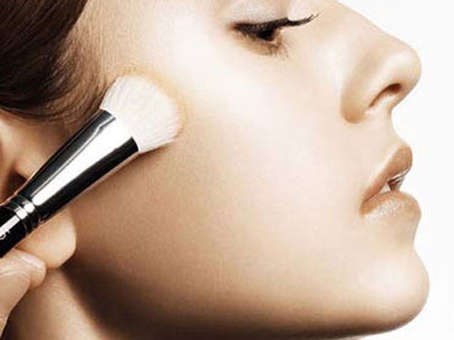 Sử dụng kem dưỡng ẩm trong trang điểm