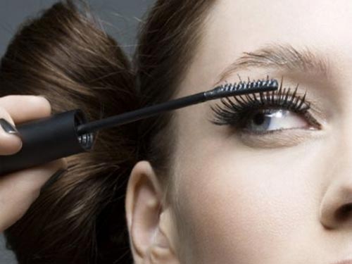 Mẹo chải mascara để không bị vón cục