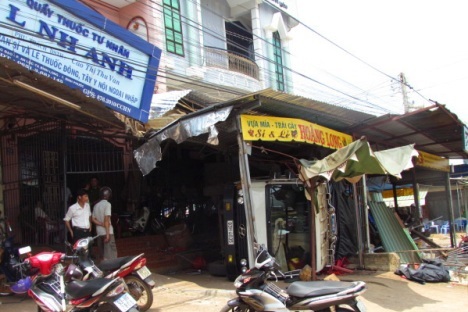 Xe tải tuột dốc, đâm nhà dân liên tiếp