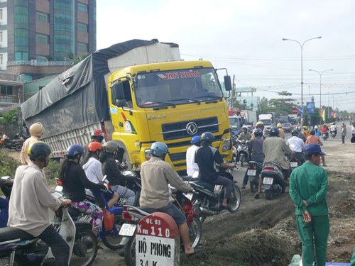 Xe quá tải bị lún, gây kẹt xe kinh hoàng