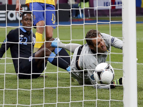 Welbeck đánh gót tinh tế, Anh loại Thụy Điển