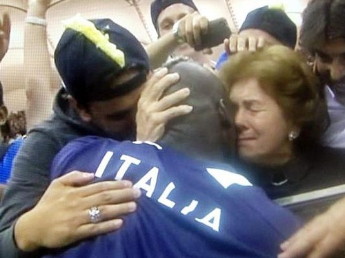 “Ngựa chứng” Balotelli dành cú đúp cho mẹ!