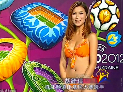 Mặc bikini dẫn chương trình Euro 2012