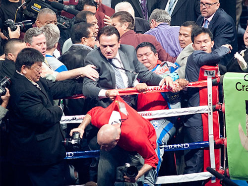 Chụp hình võ sĩ knock-out, nhà báo bị hành hung