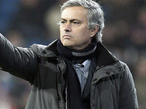 Tung cước vào người hâm mộ, Mourinho bị kiện
