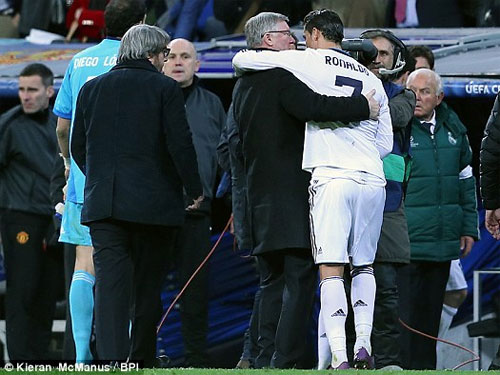 Ronaldo và Sir Alex ôm thắm thiết