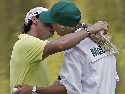 Wozniacki khóa môi bạn trai trên sân