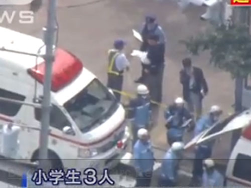 Đâm 3 bé trai trên đường phố Tokyo