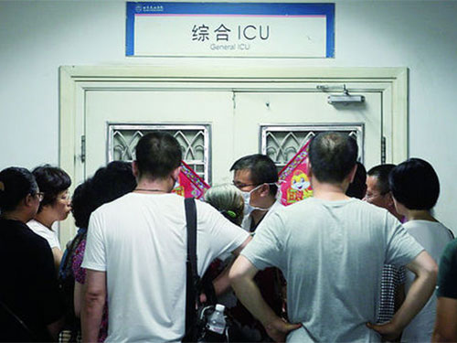 Bắt giữ cảnh sát Trung Quốc ném trẻ xuống đất