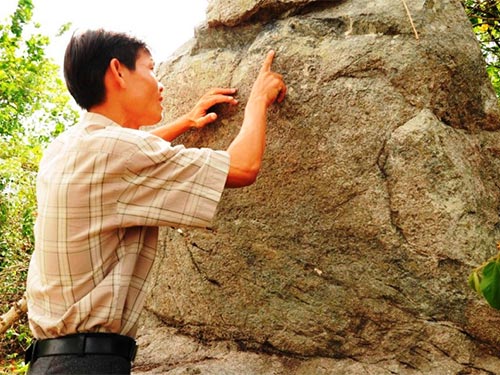 Hòn đá khắc chữ cổ ở Gia Lai lại gây chú ý