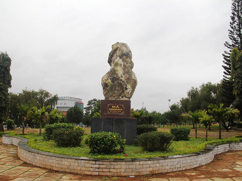 Vụ “bắt giam... hòn đá”: Tiếp tục rắc rối