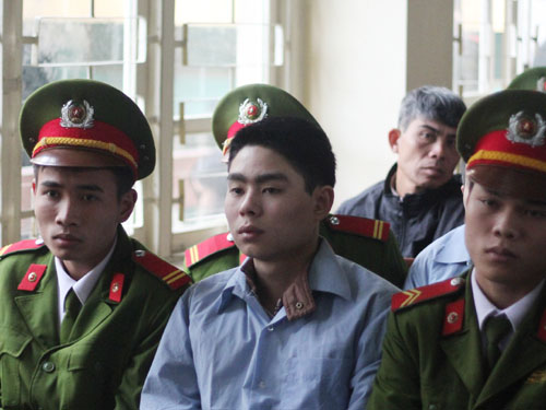 Cận cảnh Lê Văn Luyện bình thản như không tại tòa