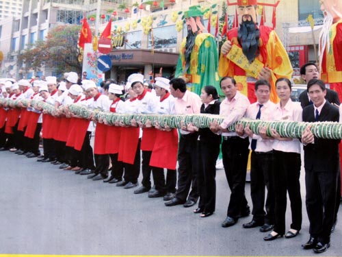Bánh tét kỷ lục dài 37m, nặng ngót 1 tấn