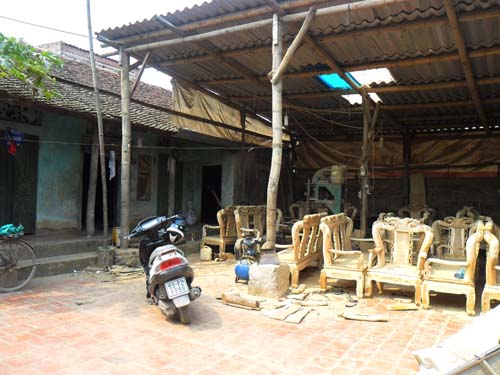 Chồng thần kinh dùng kéo đâm vợ mang bầu