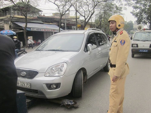 Xế hộp đẩy CSGT lùi 20 m