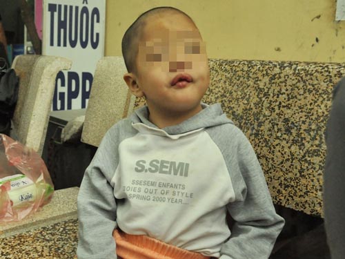 Bé gái 5 tuổi bị xâm hại tình dục mắc tay chân miệng