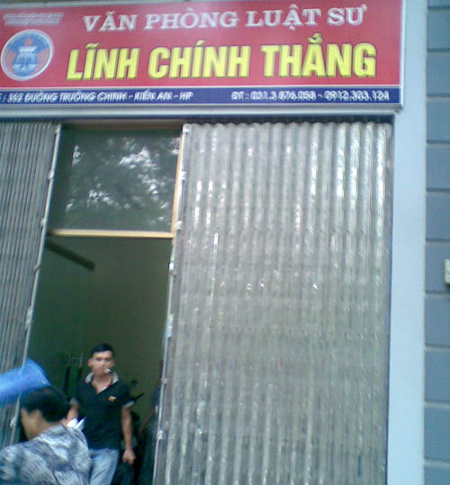 Trưởng văn phòng Luật sư bị tạt axít vào mặt