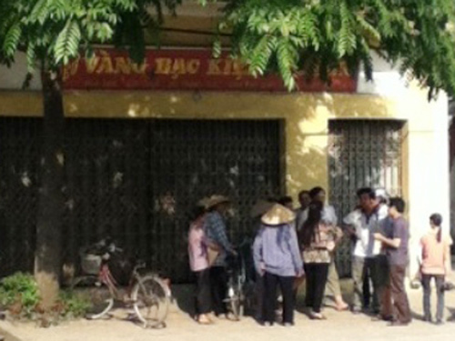 Cướp tiệm vàng, đâm chết người truy đuổi