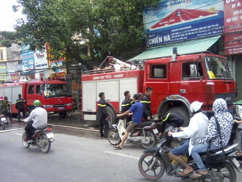 Hà Nội: Cháy ở cửa hàng bán hàng chống cháy