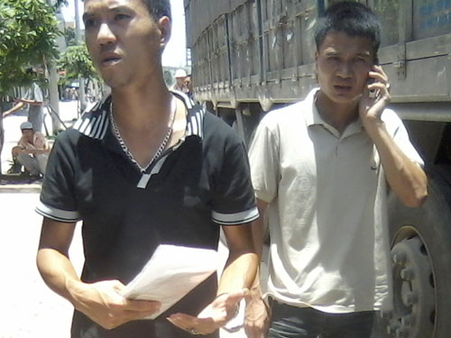 Tài xế đóng cửa xe "thi gan" với CSGT dưới trời nắng