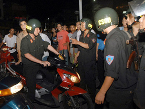 Bắn vào chân kẻ buôn 6 bánh heroin hung hãn đâm CSCĐ