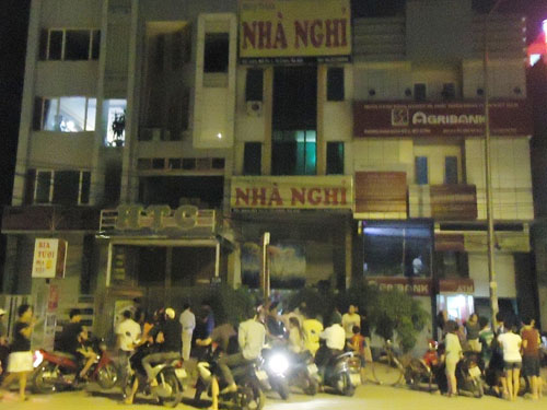 2 thanh niên vào nhà nghỉ, 1 người chết bất thường