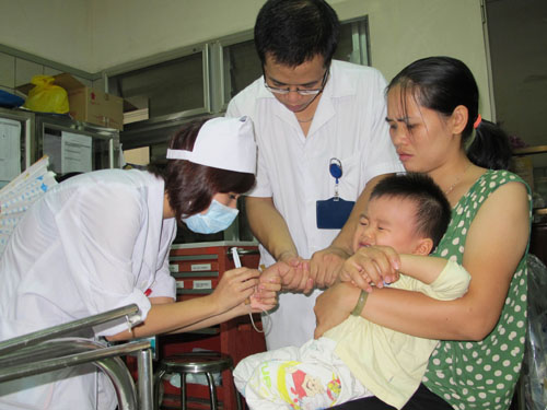 Cứu sống bé trai bị ngừng thở, ngừng tim do hóc thạch